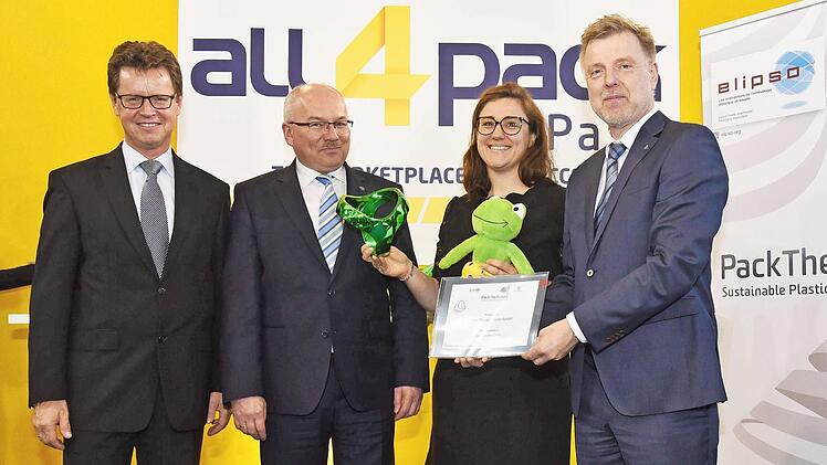 Markus Müller-Drexel (CEO Alba Services Holding und Managing Director Interseroh), Michael Löffler (Head of Global Sales Heinz-Plastics Böhm), Norbert Köhlerschmidt (Geschäftsführer Heinz-Plastics Böhm) und Delphine Hyafil (Marketingleiterin Werner & Mertz Frankreich) nahmen den Preis gemeinsam entgegen.  Foto: all4pack/Faust Favart