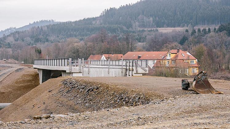 An der Brücke über die Straße nach Roßlach ist der Damm bereits gebaut. Foto: Marian Hamacher