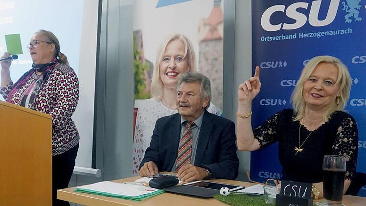 Sabine Hanisch (r.) will mit Unterstützung von Bernhard Schwab und Antje Körner die politische Nummer 1 in Herzogenaurach werden.    Foto: Richard Sänger