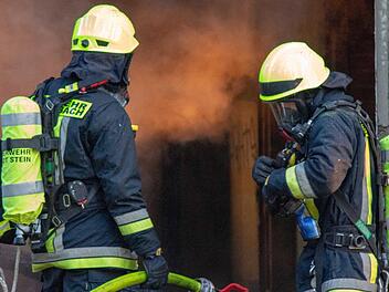 Am Freitagmorgen brach in einem Mehrfamilienhaus in Roßtal (Kreis Fürth) ein Feuer aus.. Symbolbild: Schmelzer/News5