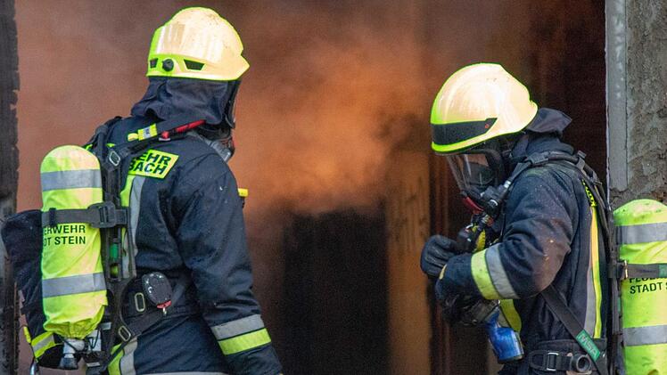 Am Freitagmorgen brach in einem Mehrfamilienhaus in Roßtal (Kreis Fürth) ein Feuer aus.. Symbolbild: Schmelzer/News5