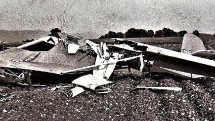 Am 21. Juni 1970 sorgte der Absturz eines Segelflugzeugs auf dem Kronacher Kreuzberg für Entsetzen. Repros: Gerd Fleischmann