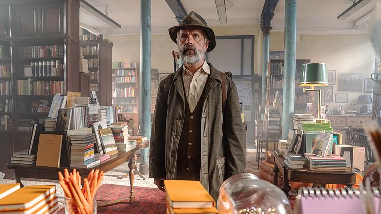 In der Romanverfilmung "Der Buchspazierer" (2024) gibt Herbst einen Buchhändler, der seine Kunden mit Büchern beliefert - zu Fuß. Daher sein titelgebender Spitzname.