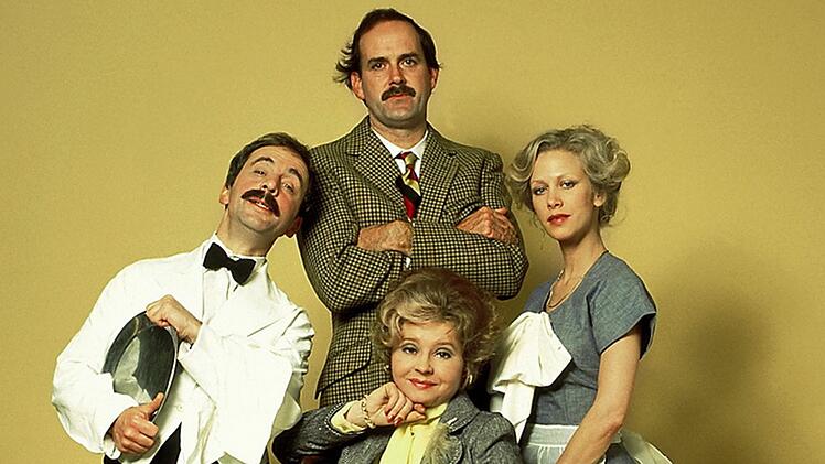 Eine der besten Sitcoms aller Zeiten: In "Fawlty Towers" spielte Connie Booth (rechts) das Zimmerm&auml;dchen Polly und schrieb an den Drehb&uuml;chern mit.