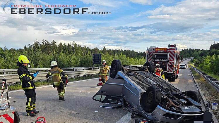 Eine eingeklemmte Person wurde aus dem Auto gerettet.