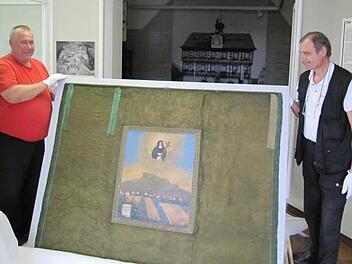 Anfassen nur mit Handschuhen erlaubt - die beiden Kunstspediteure gehen sorgsam mit der kostbaren Winzerfahne um. Foto: Monika Schütz