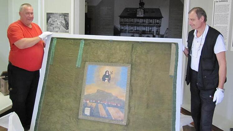 Anfassen nur mit Handschuhen erlaubt - die beiden Kunstspediteure gehen sorgsam mit der kostbaren Winzerfahne um. Foto: Monika Schütz