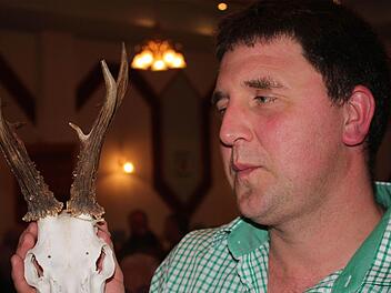 Gold erhielt die Achtender-Trophäe von Steffen Sitzmann. Die Trophäe des Reither Jägers war mit 360 Gramm die schwerste der Ausstellung.  Fotos: Gerd Schaar