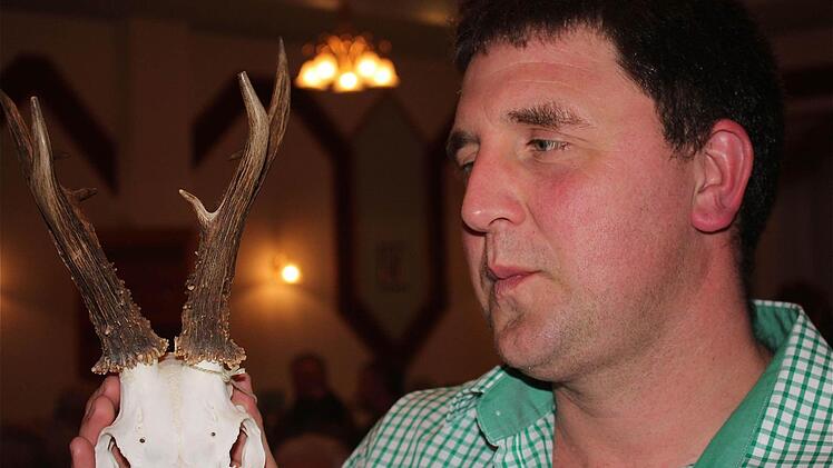 Gold erhielt die Achtender-Trophäe von Steffen Sitzmann. Die Trophäe des Reither Jägers war mit 360 Gramm die schwerste der Ausstellung.  Fotos: Gerd Schaar
