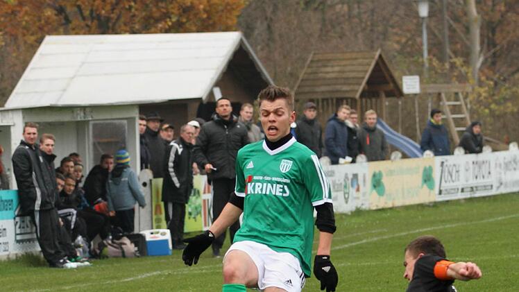 Im letzten Moment kann der Stegauracher Kapitän Christian Ott (am Boden) dem Sander Linksaußen Lucas Wirth noch noch den Ball vom Fuß schlagen. Foto: Günther Geiling