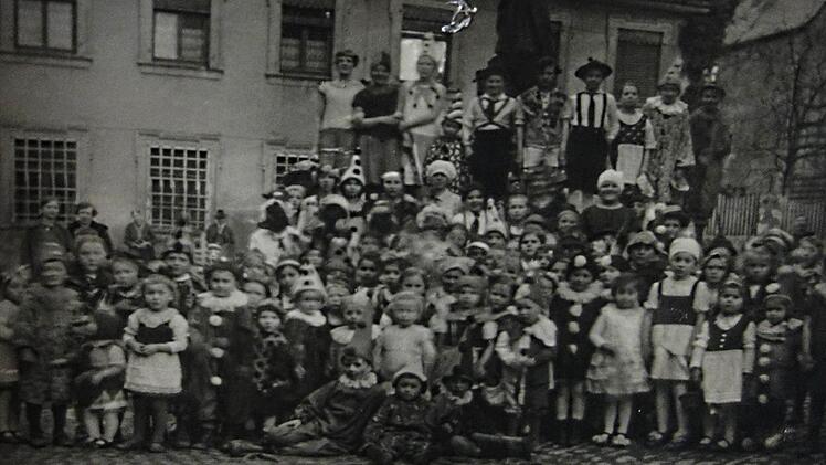 Kinderfasching um 1950 um den Andreasbrunnen in Stadtsteinach. Im Cafe Michel herrschte an diesem Tag ebenso Hochstimmung wie im Weißen Rös´l, beim Hümmer am Markt, beim Hümmers Heiner bzw. der Porzelts Anna in der Kulmbacher Straße, bei der "Schotts Mali", im Saal bei der "Mattesn Betty", im alten Schießhaus oder im Sportheim. Heute ist davon nichts mehr zu spüren.