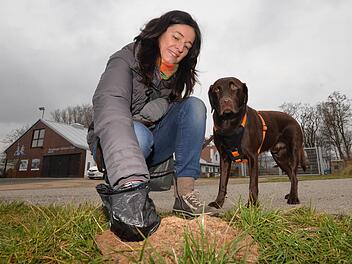 Stefanie Diller packt beherzt mit einem Plastikbeutel zu. Hund "Jasper" schaut Frauchen beim Saubermachen zu. Foto: Ronald Rinklef
