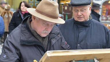 Im Januar 2013 hatte Stadtrat Norbert Tscherner (rechts) Unterschriften zum Erhalt eines Hauses für Kinder und Jugendliche gesammelt. Foto: Ronald Rinklef