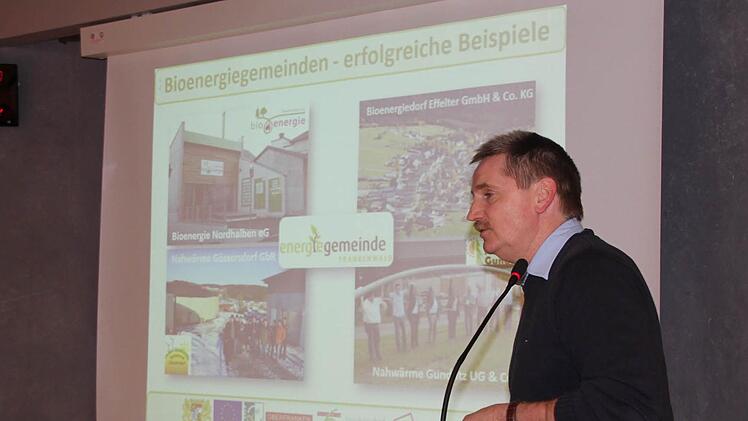 Wolfgang Degelmann informierte über die erfolgreichen Bioenergiegemeinden.  Foto: Friedwald Schedel