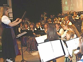 2015 übernahm Isabell Schmitt die musikalische Leitung der Blaskapelle Ebenhausen. Ihre Premiere hatte die Dirigentin im Mai beim Konzertabend zum Thema "Great Britain". Foto: Stefan Geiger