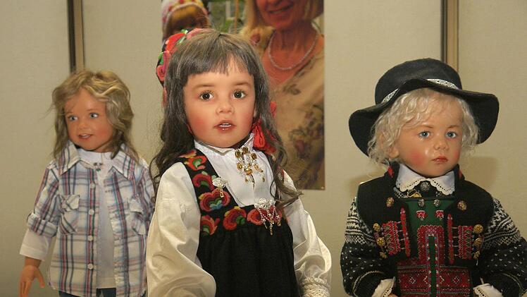 Figuren aus der Polymermasse "Cernit" prägen das Werk von Sissel Bjørstad Skille, die gestern Abend für ihr Gesamtwerk mit dem "Max-Oscar-Arnold-Kunstpreis" der Stadt Neustadt ausgezeichnet worden ist. Foto: Berthold Köhler