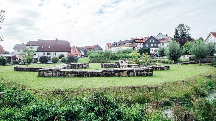 Nach der Ausgrabung wurde die eigentliche Ruine erst wieder eingeebnet und später der Umriss der Kernburg mit Sandstein wieder aufgebaut. Foto: Marian Hamacher