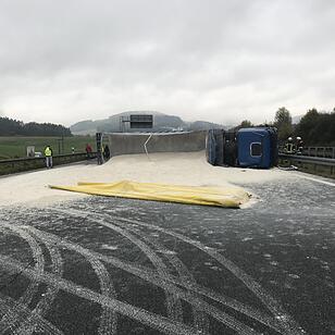 Nürnberger Land: Vollsperrung der A9 - Lkw-Ladung quer über die Fahrbahn verteilt