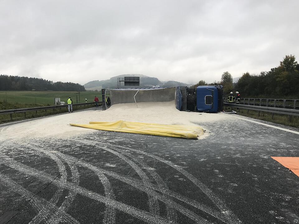Nürnberger Land: Vollsperrung der A9 - Lkw-Ladung quer über die Fahrbahn verteilt