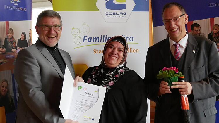 Projekt Elterntalk: Die Auszeichnung durch Landrat Busch (li.) und Coburgs Dritten Bürgermeister Thomas Nowak machte die Moderatorinnen stolz und sie freuten  sich, so gewürdigt zu werden. Foto: Manja von Nida