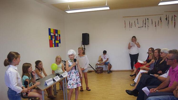 Die Schulspielgruppe sorgte mit ihrem auf Anita Neder maßgeschneiderten Theaterstück für Erheiterung.Heike Schülein