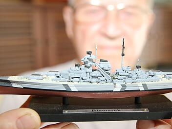 Karl Duda betrachtet eine Miniatur-"Bismarck". Für das größere Modell  hat er fünf Jahre gebraucht. Foto: Wolfgang Desombre