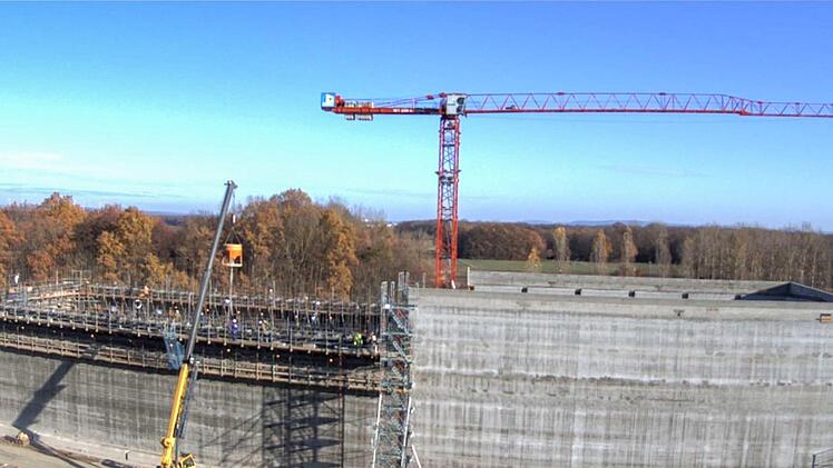 Die im Bau befindliche Bereitstellungshalle in Grafenrheinfeld.  101 Meter lang, 28 Meter breit und 17 Meter hoch,  können  6000 Kubikmeter radioaktiver Müll gelagert werden. KKG