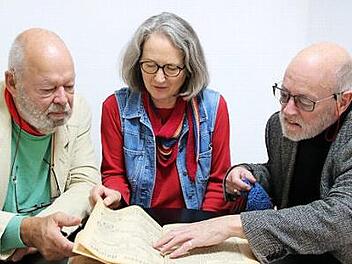 Die Litera(n)ten Bernt Sieg, Bärbel Fürst und Jens Müller-Rastede haben in alten Logbüchern geblättert. Am Freitag stehen sie auf der Bühne im Deutschherrnkeller. Foto: Archiv/Thomas Malz
