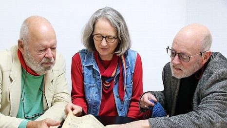 Die Litera(n)ten Bernt Sieg, Bärbel Fürst und Jens Müller-Rastede haben in alten Logbüchern geblättert. Am Freitag stehen sie auf der Bühne im Deutschherrnkeller. Foto: Archiv/Thomas Malz