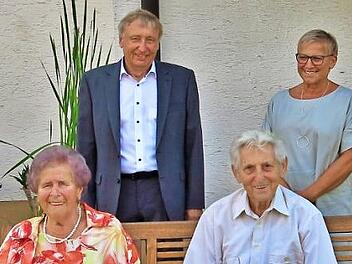 Vinzentia und Konrad Bischof freuten sich über den Besuch des Bürgermeisters und der Vize-Landrätin.  Foto: Dagmar Niemann