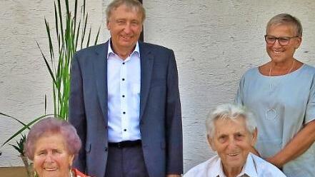 Vinzentia und Konrad Bischof freuten sich über den Besuch des Bürgermeisters und der Vize-Landrätin.  Foto: Dagmar Niemann