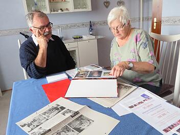 Joachim und Hildegund haben eine große Anzahl an Fotoalben und Zeitungsausschnitten von ihren Aktionen aufbewahrt. Fotos: Monika Schütz