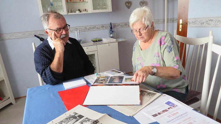 Joachim und Hildegund haben eine große Anzahl an Fotoalben und Zeitungsausschnitten von ihren Aktionen aufbewahrt. Fotos: Monika Schütz