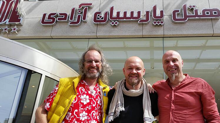 Das Musiklehrer-Trio Peter Wölpl (von links), Claus Hessler und Stefan Hergenröder in Teheran. Foto: SH