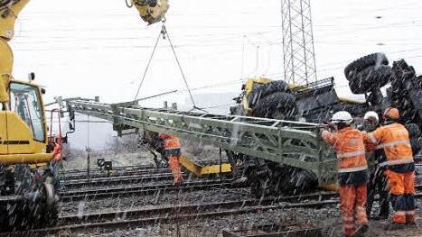 Der umgestürzte Mast wird mithilfe eines weiteren Baggers geborgen.