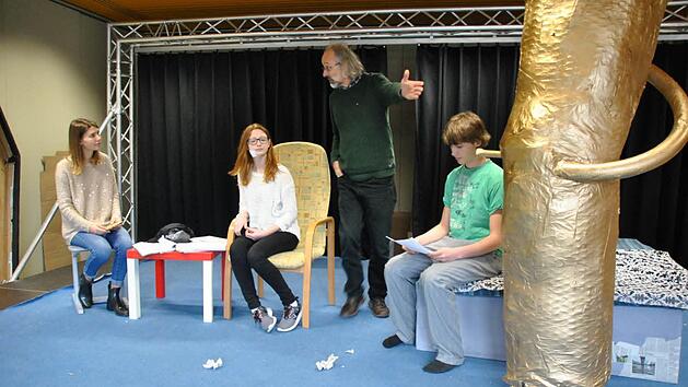 Charlotte Kunkel, Anna Julius und Kevin Opitz (von links) proben mit Regisseur und Theatergruppen-Leiter Dirk H&ouml;nerlage eine Szene der Kom&ouml;die "Der Selbstm&ouml;rder".  Foto: Lena Berger