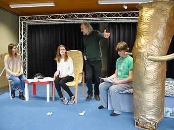 Charlotte Kunkel, Anna Julius und Kevin Opitz (von links) proben mit Regisseur und Theatergruppen-Leiter Dirk Hönerlage eine Szene der Komödie "Der Selbstmörder".  Foto: Lena Berger