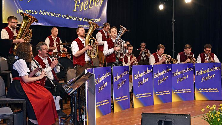 Bei ihrem Konzert in der Stadthalle in Haßfurt trat die Blaskapelle "Böhmisches Fieber" erstmals in einer typisch mährischen Besetzung auf.