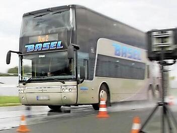 Von 80 Stundenkilometer auf 0 abbremsen - auf nassen Kunststoffplanen. Kein Problem für moderne Reisebusse, deren aufwändige Elektronik dafür sorgt, dass das Fahrzeug nicht ausbricht. Fotos: Peter Groscurth