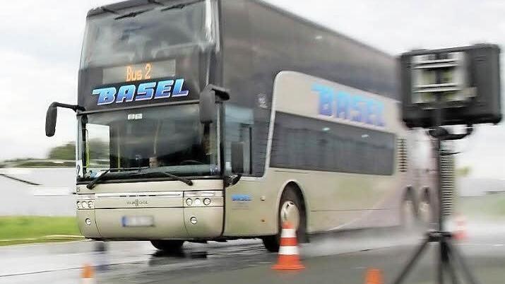 Von 80 Stundenkilometer auf 0 abbremsen - auf nassen Kunststoffplanen. Kein Problem für moderne Reisebusse, deren aufwändige Elektronik dafür sorgt, dass das Fahrzeug nicht ausbricht. Fotos: Peter Groscurth