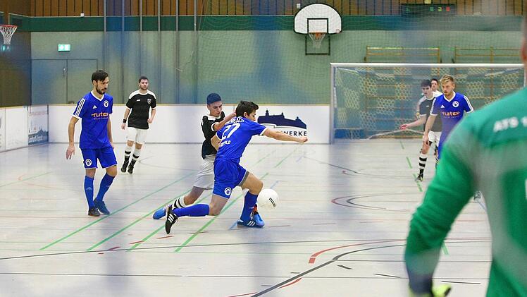 Der ATS Kulmbach (blaue Trikots) bezwang den VfR Katschenreuth im Viertelfinale mit 6:3. Foto: Monika Limmer