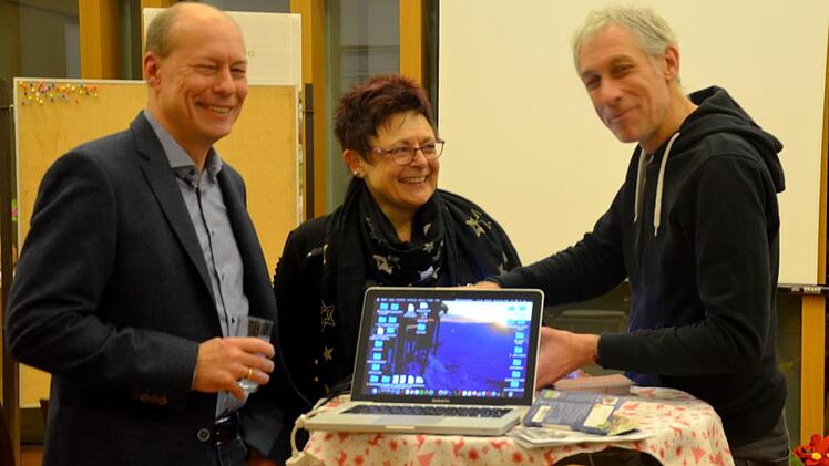 Andreas Schneider, Referent von Transfer und Leiter des Welthauses Fürth (r.) mit Margit Fritschi und  Bürgermeister Karmann