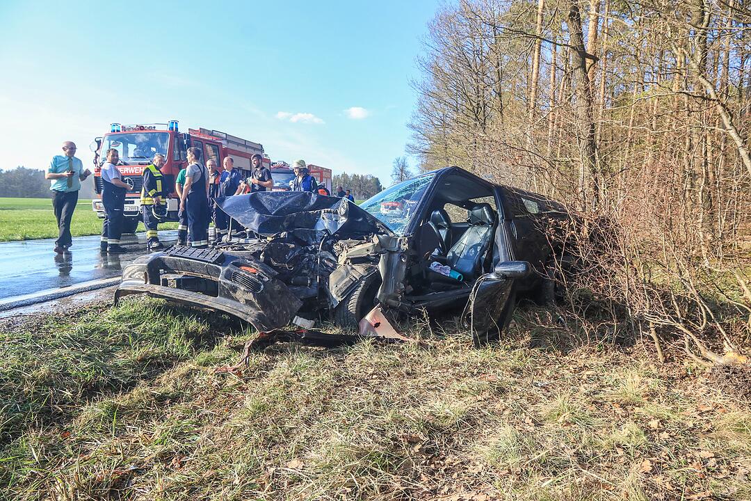 Kreis Bamberg: Beim Überholen Kontrolle verloren – 18-Jähriger kracht gegen Baum