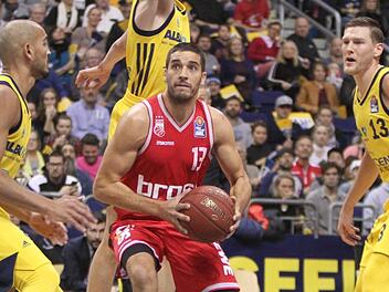 Daniel Schmidt (am Ball) zieht gegen die Berliner Stefan Peno, Franz Wagner und den überragenden Litauer im Alba-Dress, Rokas Giedraitis (von links), zum Korb und erzielt zwei seiner neun Punkte.  Foto: Regina Hofmann