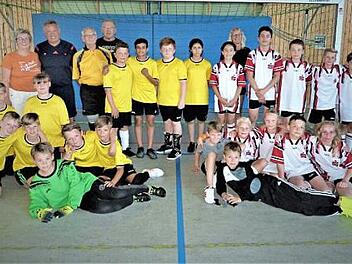 Die beiden Endspielteilnehmer mit ihren Lehrkräften, den Schiedsrichtern und Geschäftsführer Herbert Hörath. Links die Grundschule Stadtsteinach und rechts die siegreichen Fußballer von der Pestalozzi-Schule. Foto: Werner Reißaus
