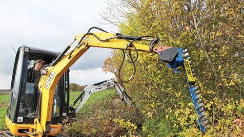 Nur eine Woche brauchen Heckenschneider mit ihren Spezialgeräten für den zwei Kilometer langen Grüngürtel am Treibweg.  Foto: Andreas Dorsch
