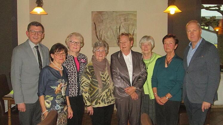 Für Treue zur Frauen-Union dankten Bürgermeister Armin Warmuth und Vorsitzende Annemarie Binder (links) sowie CSU-Ortsvorsitzender Detlef Heim (rechts). Elisabeth Wende, Waltraud Schlereth, Hildegard Hoffmann, Hiltrud Lehmann und Elke Herzer (von links).  Foto: Winfried Ehling
