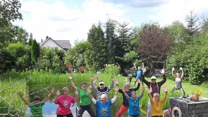 Spaß bei Yoga am Teich vermittelt Yogacoach Birgit Schmitt (vorne links) mit ihren leichten Übungen, die am frühen Morgen die Lebensgeister wecken.  Foto: K.- H. Hofmann