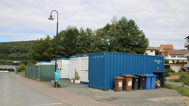 Für die Mieter, die nicht in eine andere Wohnung ziehen wollten, hat die Baugenossenschaft Container aufstellen lassen. Foto: Ulrike Müller