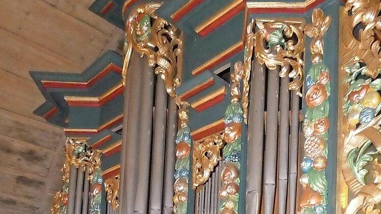 Kirchenmusik ist sein Leben: Seit über sechs Jahrzehnten spielt Rainer Sidon auf der historischen Orgel aus dem Jahre 1706. Jetzt wurde der Organist für sein besonderes Engagement ausgezeichnet.  Foto: Christian Licha